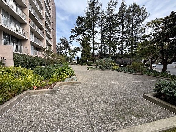 4th image of 1 Kelton Ct APT 3J
