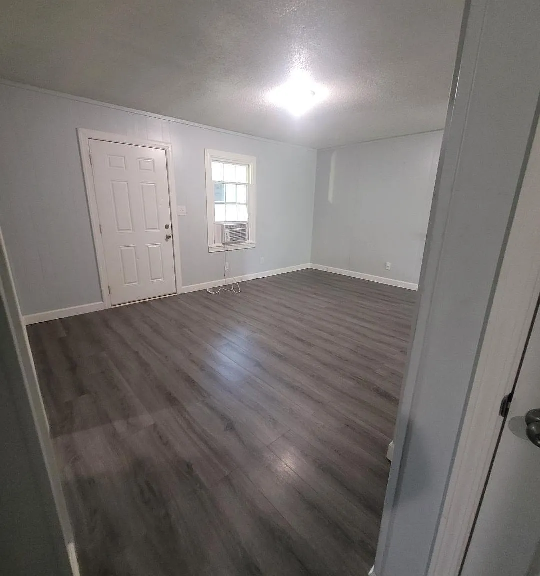 2 bed, 1.0 bath, $950 — Photo 2