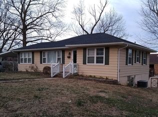220 S Poplar St, Morganfield, KY 42437