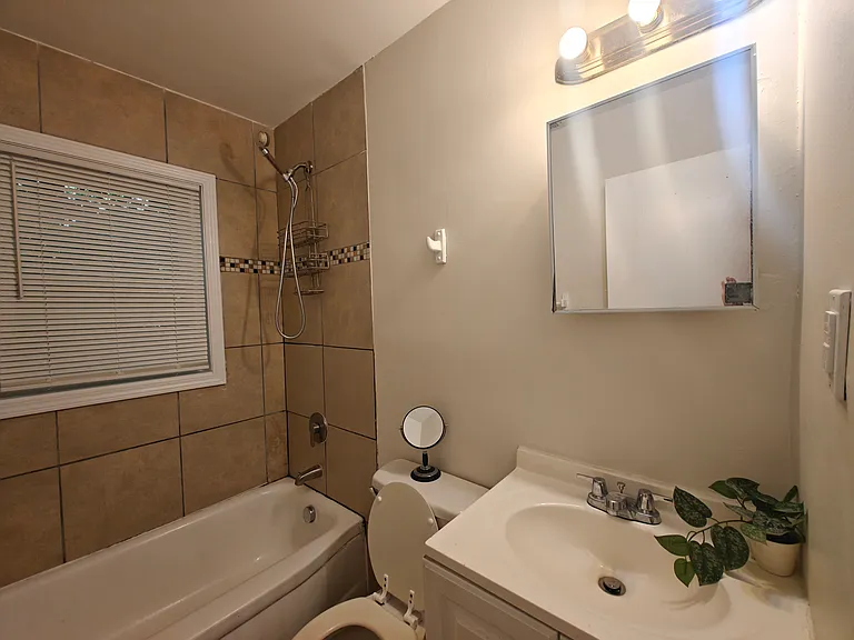 2217 Custer St #2 — Photo 5