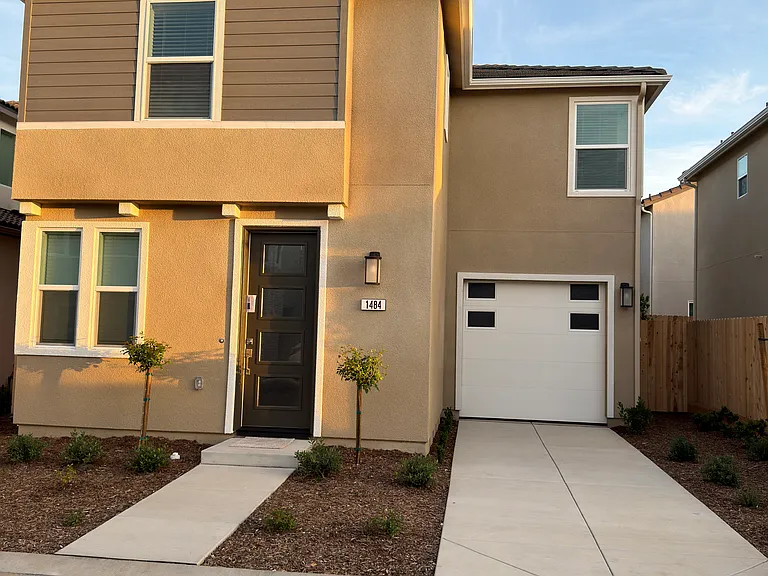 1484 Redbrick Ln — Photo 3