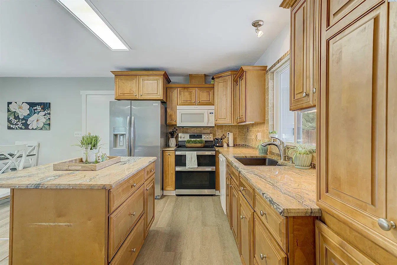 6 bed, 3094 sqft, $3,500 — Photo 2