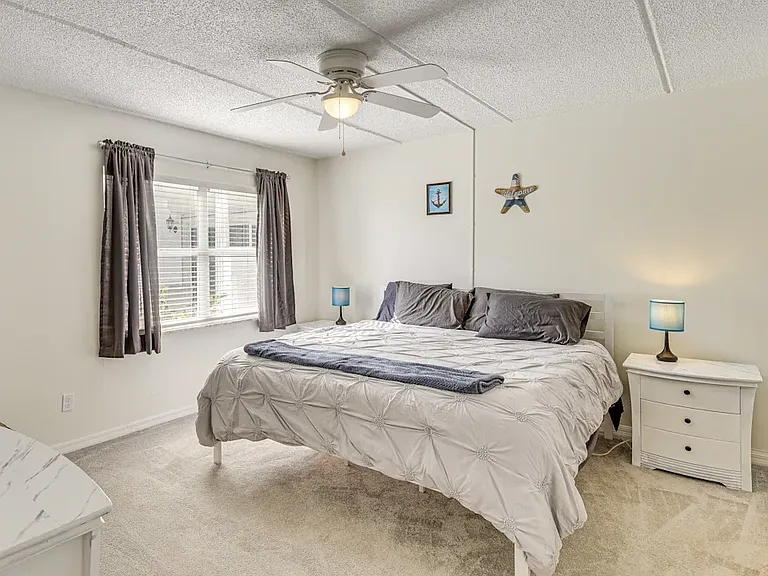 Masterbedroom King/TV/Dresser/night stands