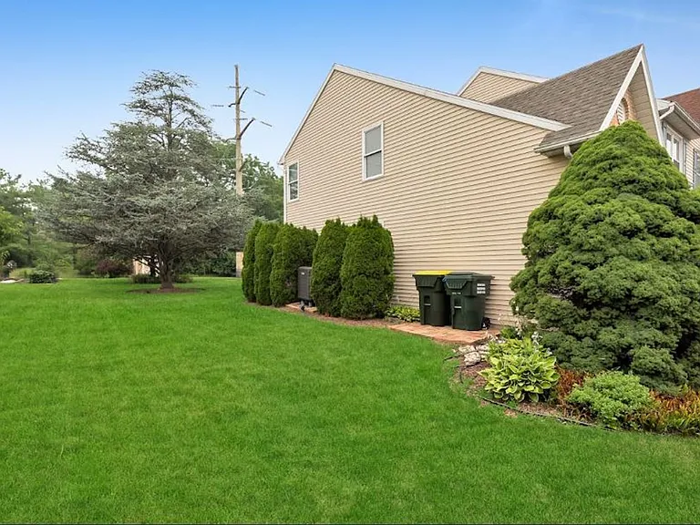 2235 Briarwood Dr — Photo 15
