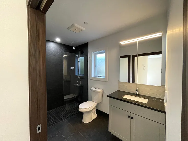 725 Center St — Photo 9
