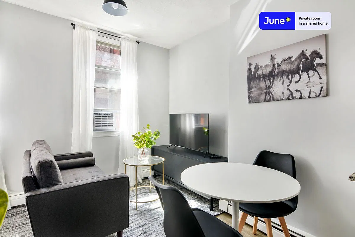 Queen bedroom in 3 bed/1 bath home in North End #472 A — Photo 3