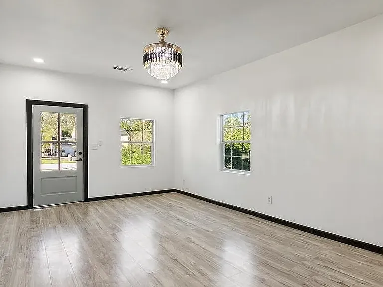2411 Travis St — Photo 5