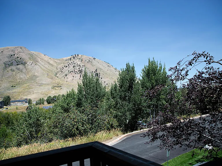 654 Hillside Dr — Photo 7