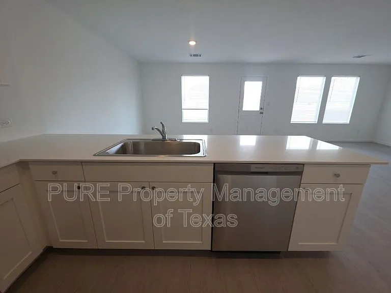 313 Stratus Ln — Photo 9