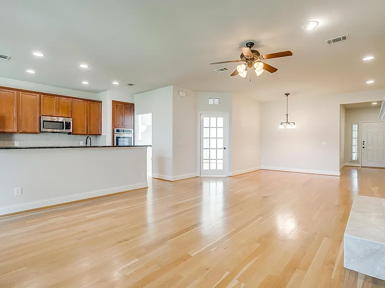 1845 Dexter Ln — Photo 9
