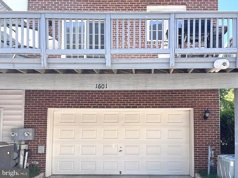1601 Leeds Castle Dr — Photo 32