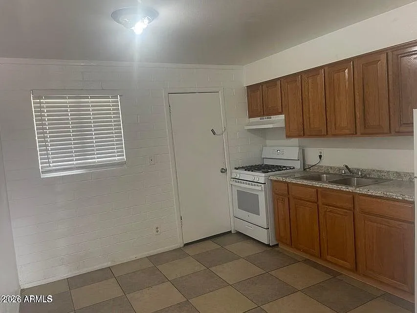 2 bed, 1.0 bath, 4512 sqft, $995 — Photo 2
