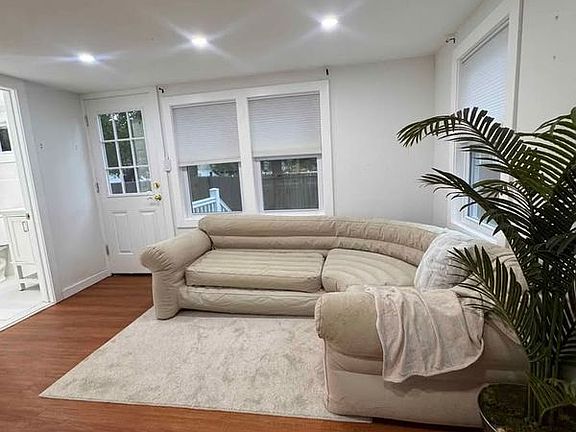 3rd image of 186 Woodside Rd