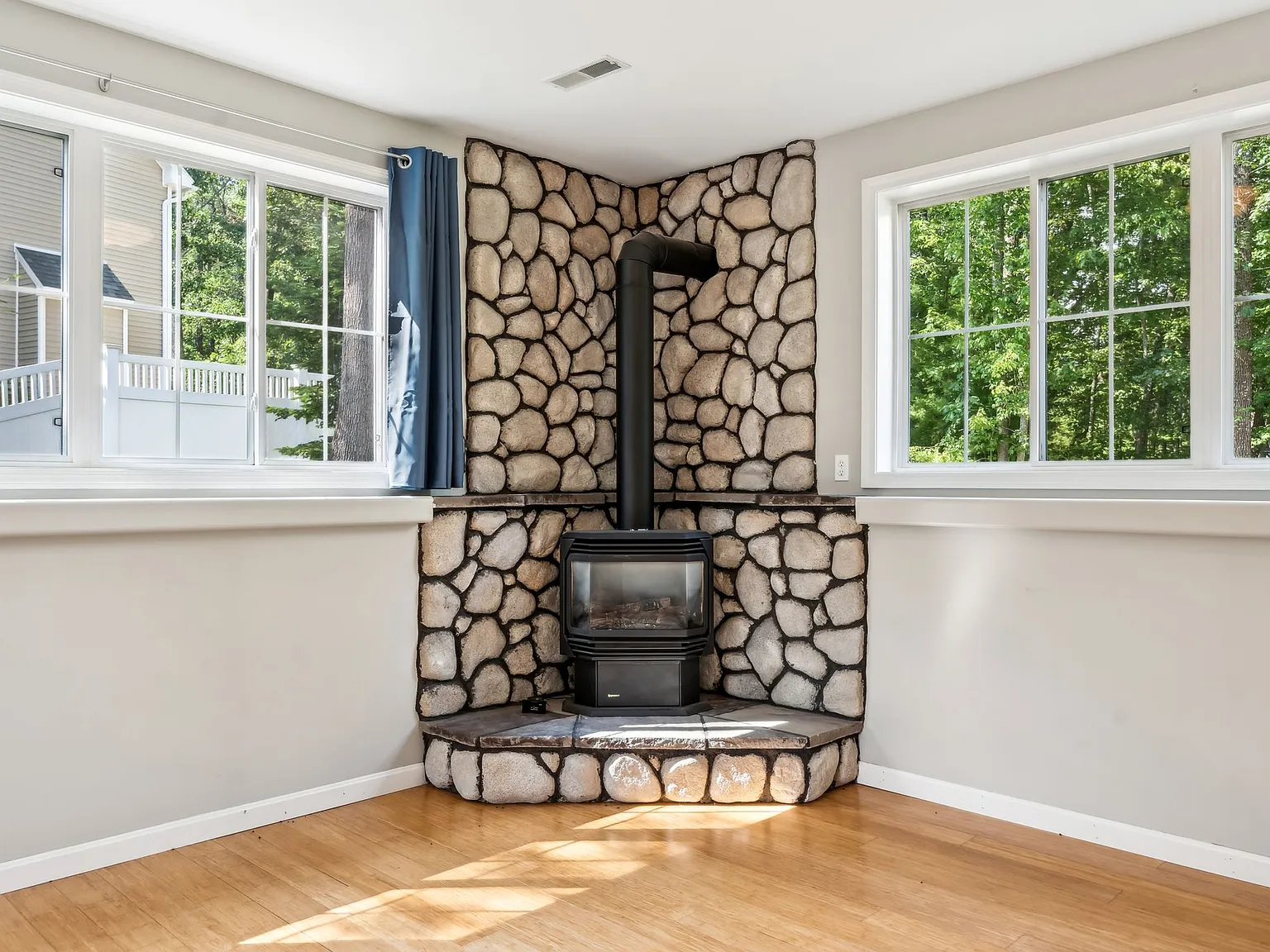 3 bed, 2.5 bath, 2422 sqft, $3,800 — Photo 3