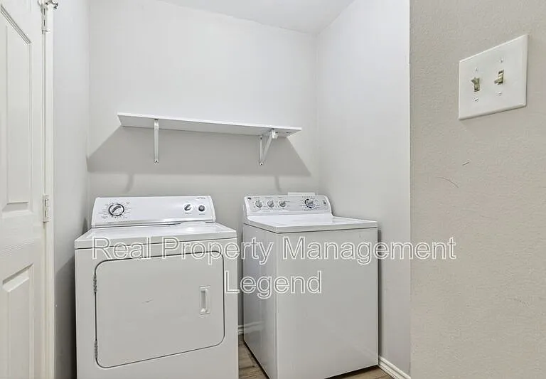 110 Magnolia St — Photo 23