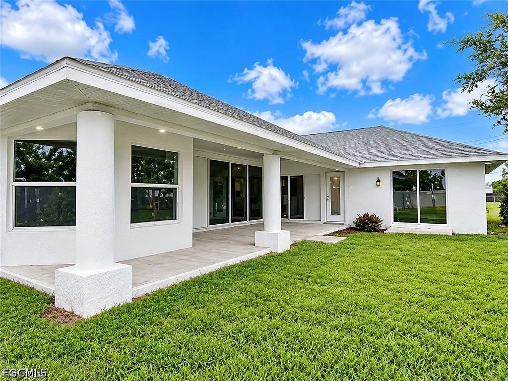 4 bed, 2.0 bath, 2372 sqft, $2,100 — Photo 2