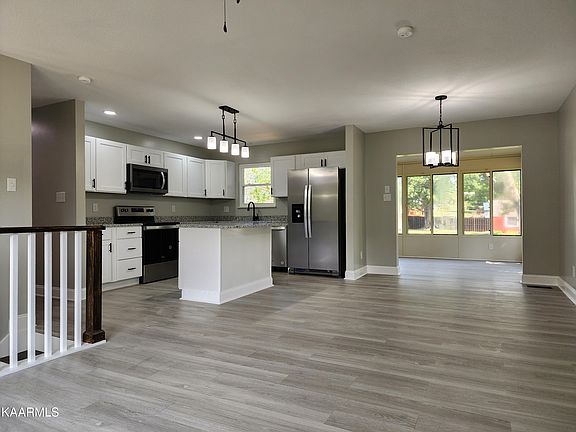 4th image of 364 Hidden Valley Cir