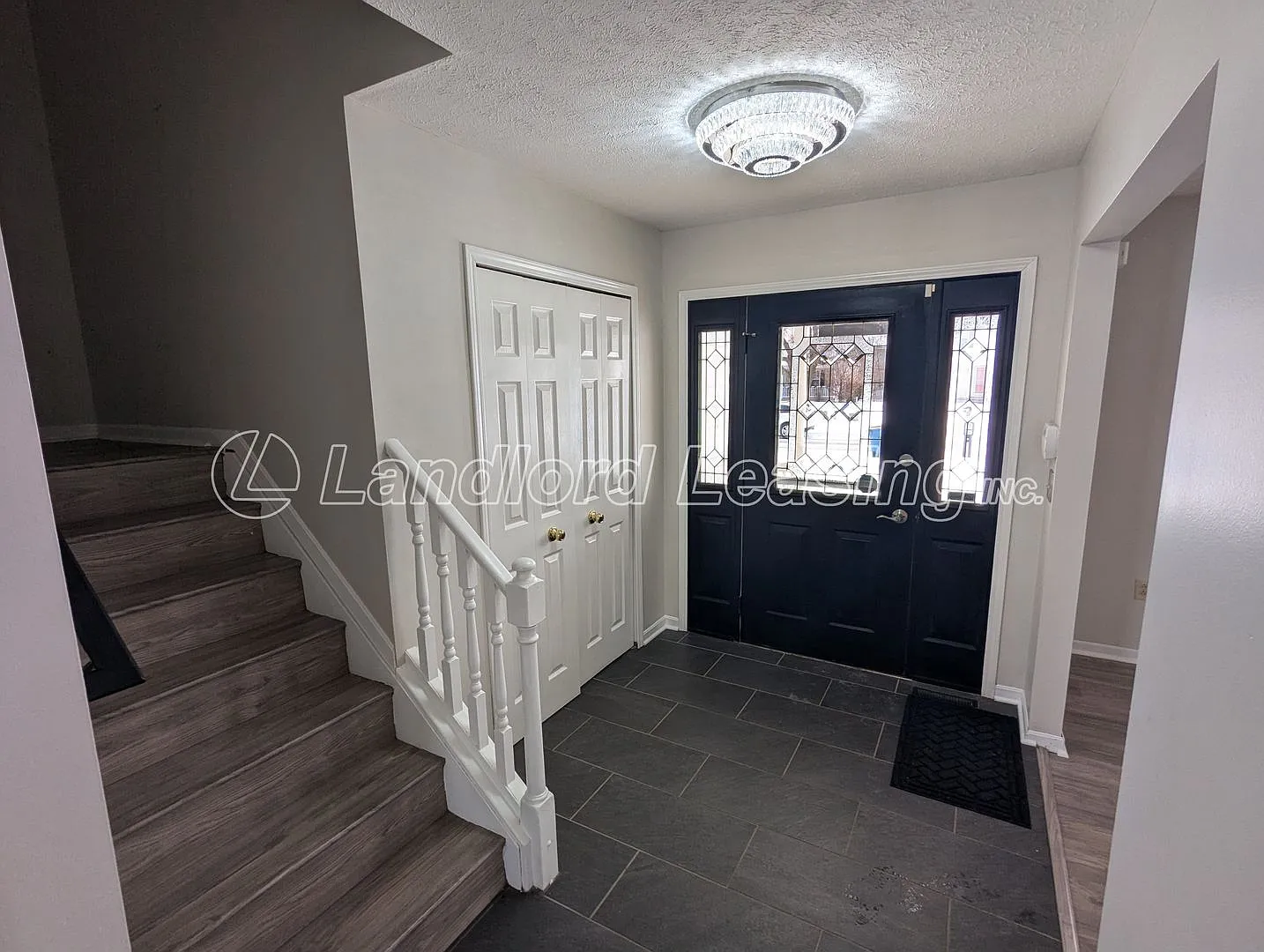 Charming Colonial with Modern Updates in a Quiet Cul-de-Sac — Photo 2