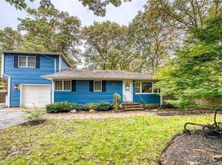 34 Cherokee Trl, Ridge, NY 11961