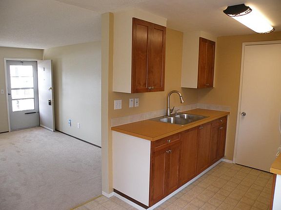 5th image of 611 N J St