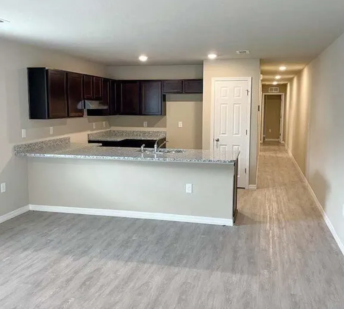 2 bed, 1005 sqft, $1,350 — Photo 2