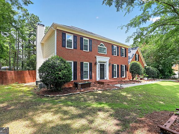 3rd image of 140 Creekview Trl