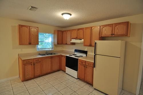 3rd image of 705 E Hugh St