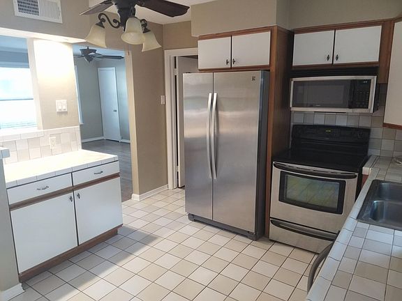 3rd image of 625 Newberry Dr