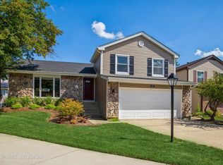 28 Middlebury Ct, Streamwood, IL 60107