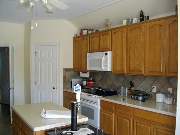 4th image of 111 Savannah Place Cir