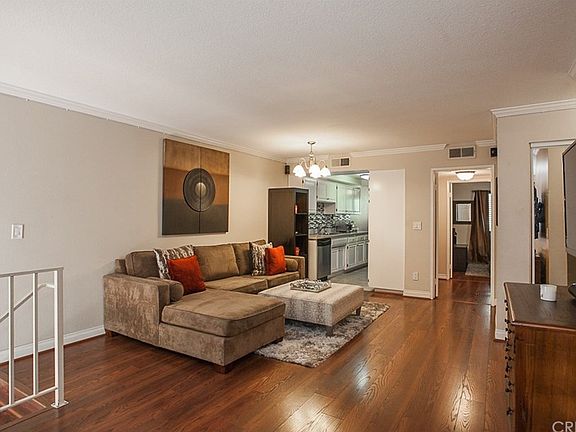 4th image of 13815 Victory Blvd Unit 3