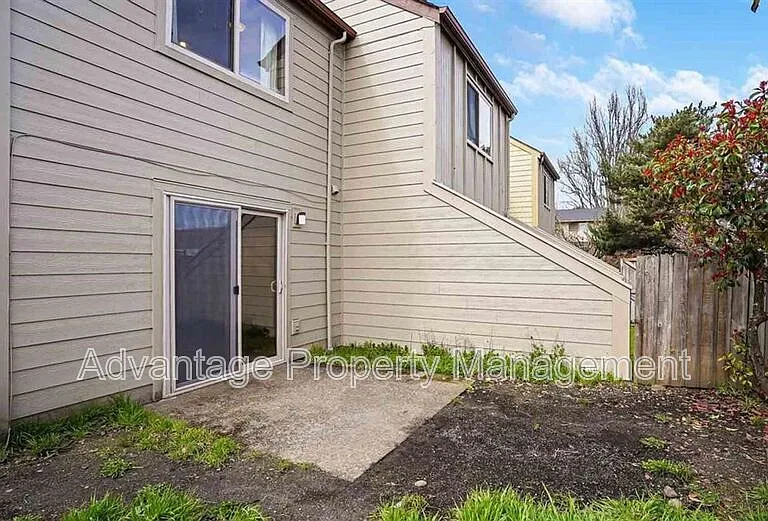 1455 NW Division St #2 — Photo 17