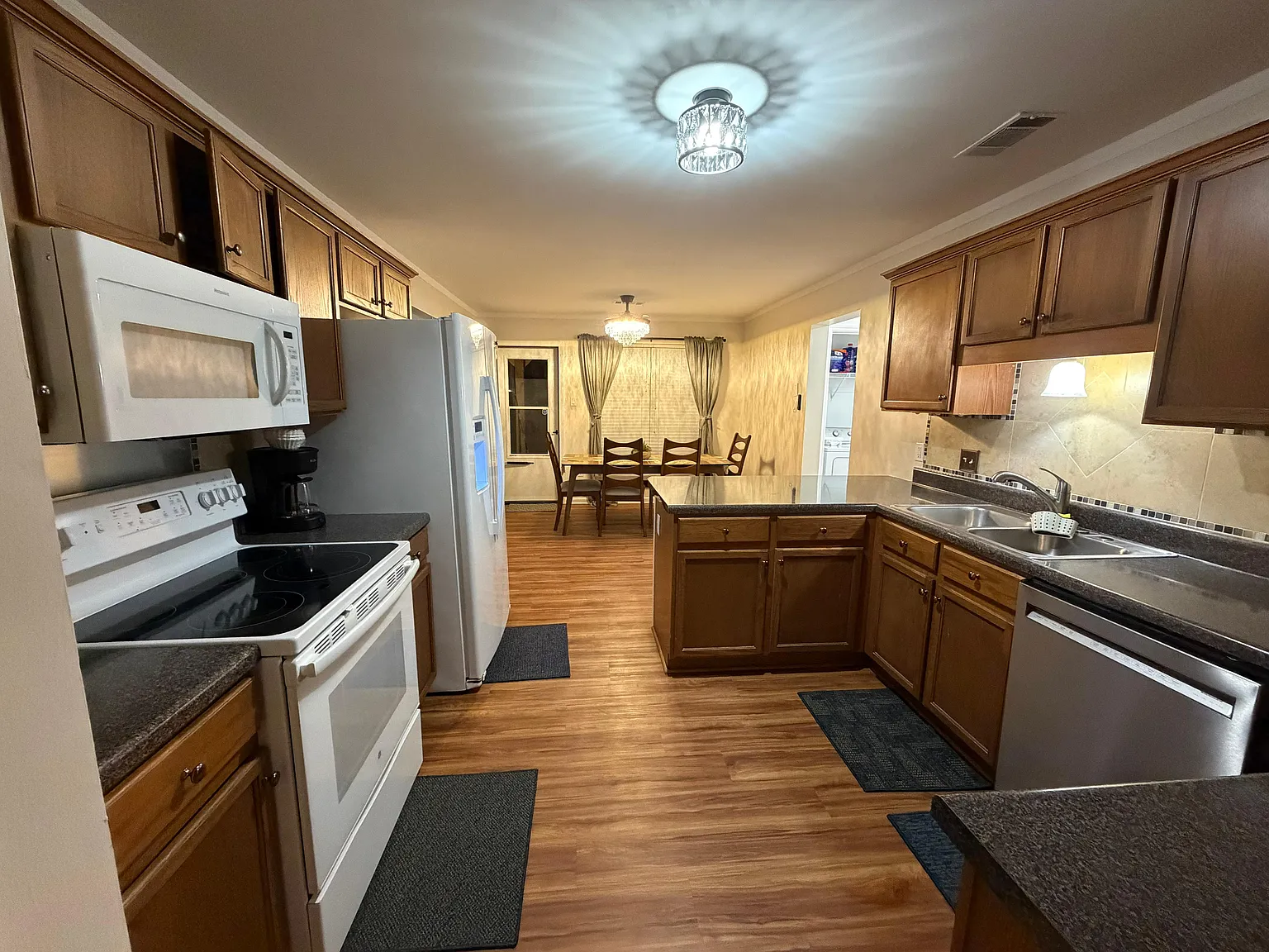 4 bed, 2.5 bath, 2995 sqft, $7,888 — Photo 2