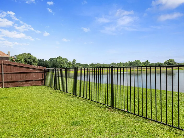 2212 Lakeshore Dr — Photo 18