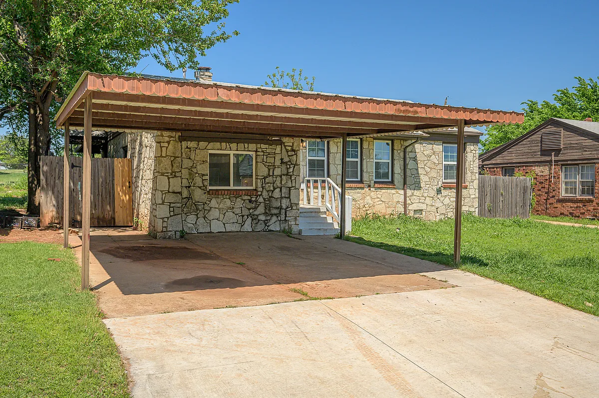 Building Photo - 713 NE 34th Ter