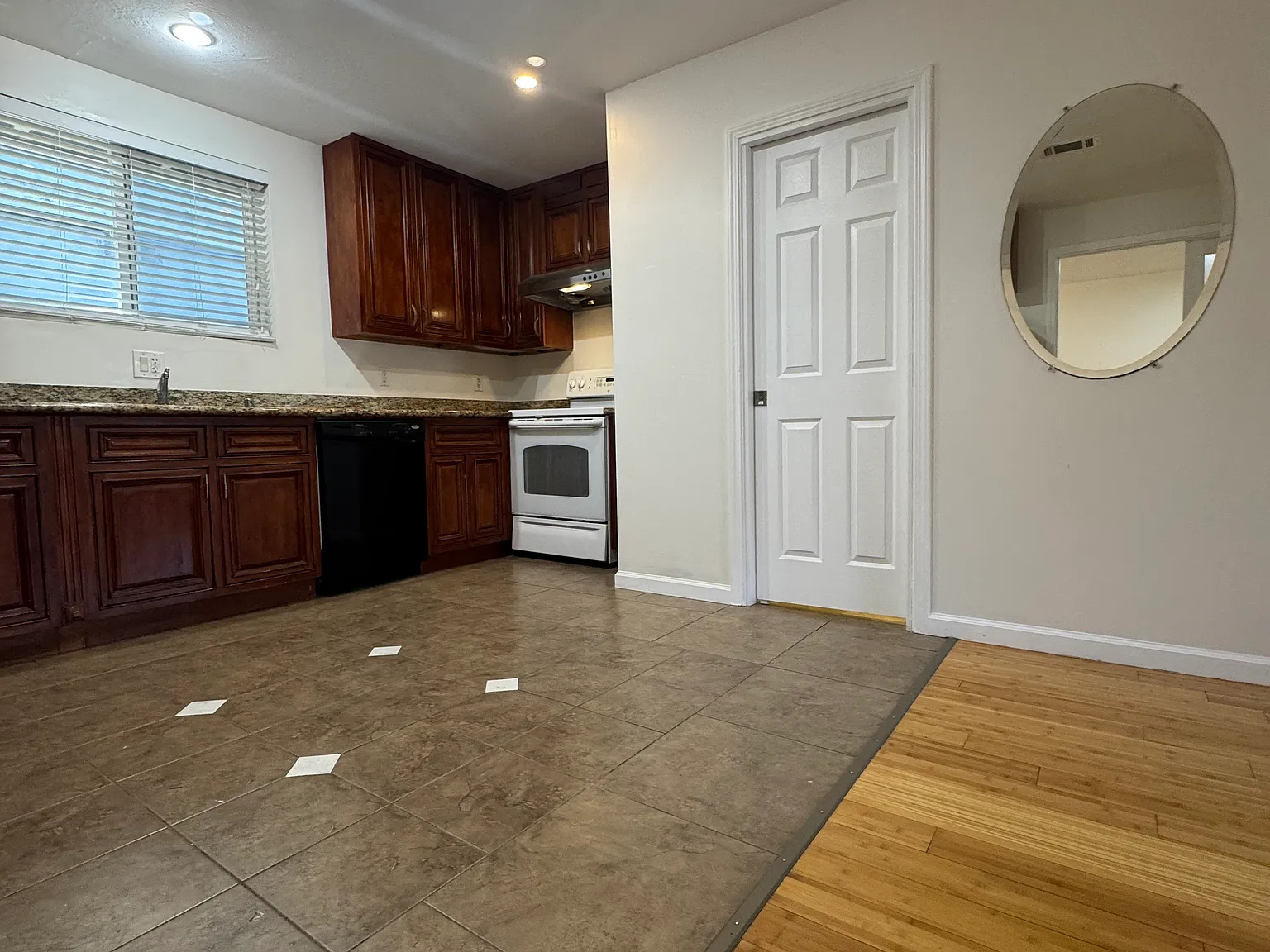 3 bed, 1232 sqft, $3,900 — Photo 3