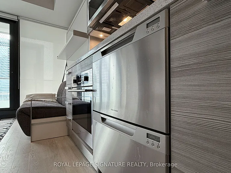 224 King St W #1406 — Photo 11