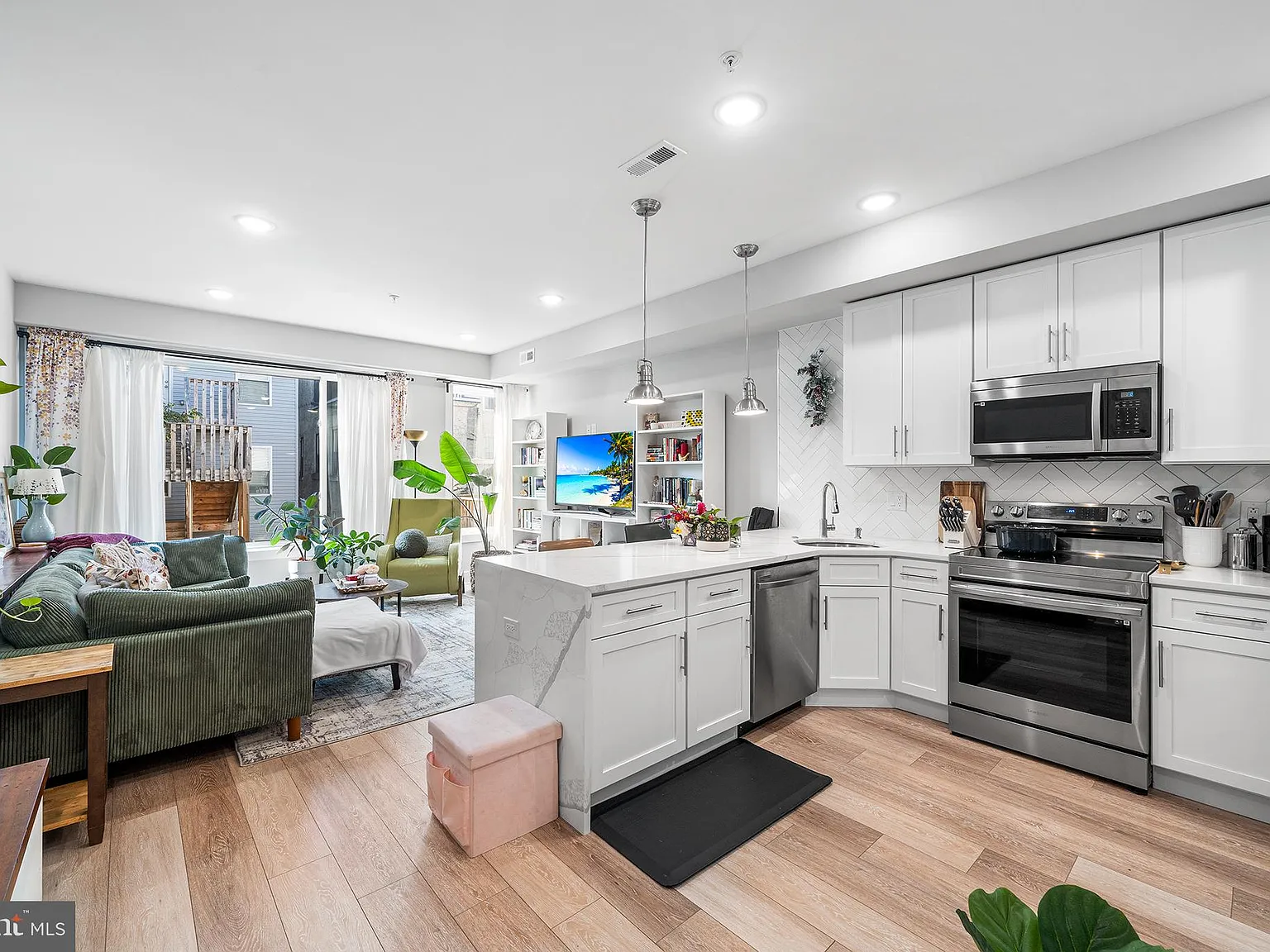 2 bed, 3504 sqft, $1,950 — Photo 1