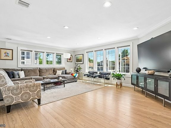 4th image of 27 Tremont Ave