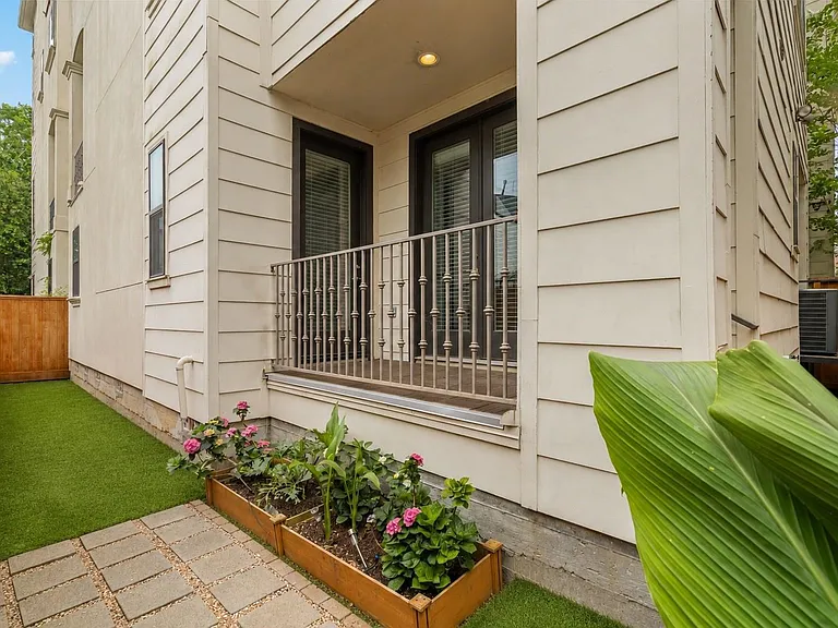 5646 Larkin St — Photo 24