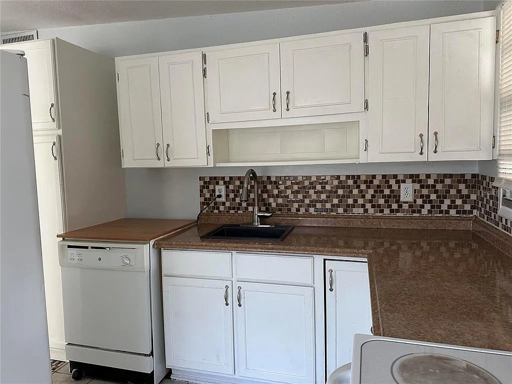 3 bed, 1.0 bath, 840 sqft, $1,900 — Photo 4