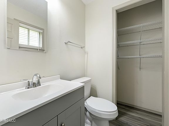 2nd image of 3 Leggett Cir