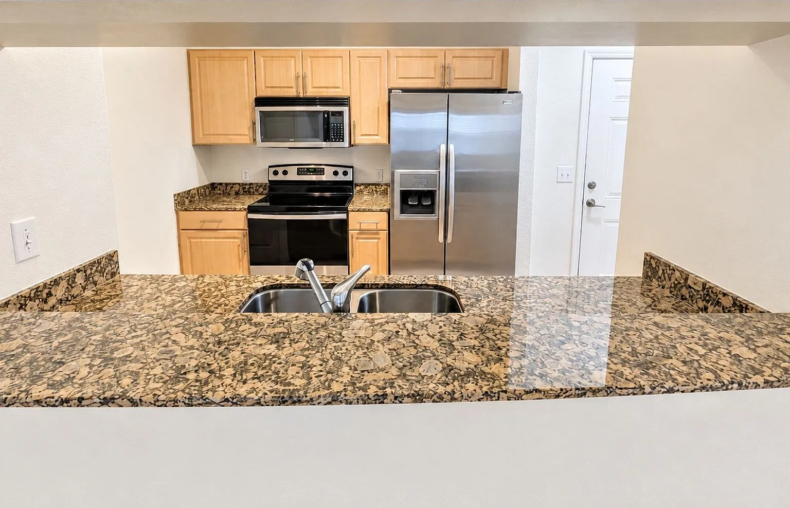 Annual Unfurnished 2/2 Condo in Downtown Sarasota Broadway Promenade — Photo 3