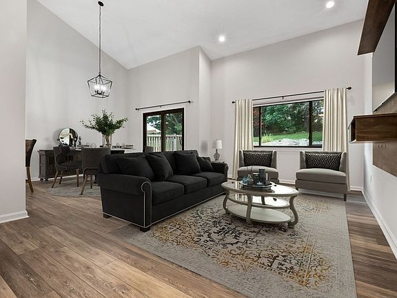 5th image of 25 Hawthorne Cir