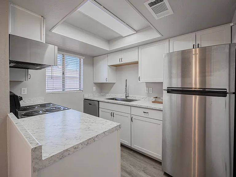 2 bed, 1.0 bath, 816 sqft, $1,350 — Photo 10