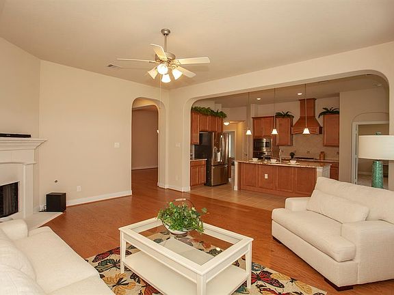 3rd image of 43 E Wading Pond Cir