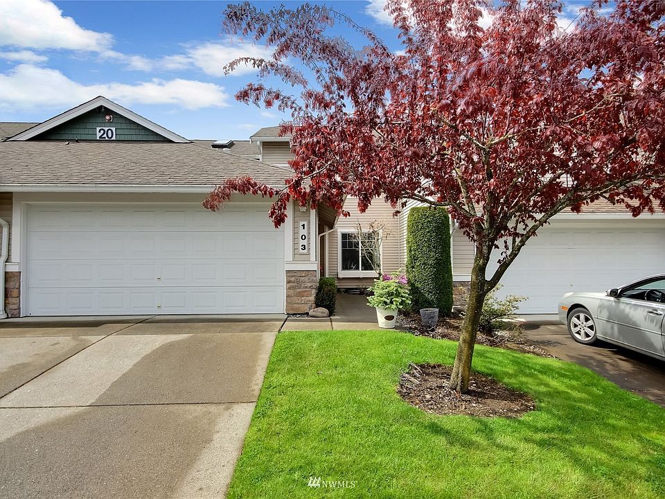 Wonderful 2 bedroom 2.25 bath townhome in the gated Sorano neighborhood of Lakeland.