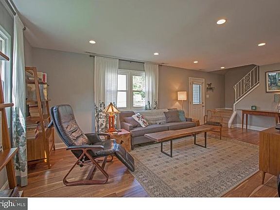 3rd image of 318 Pheasant Run Dr