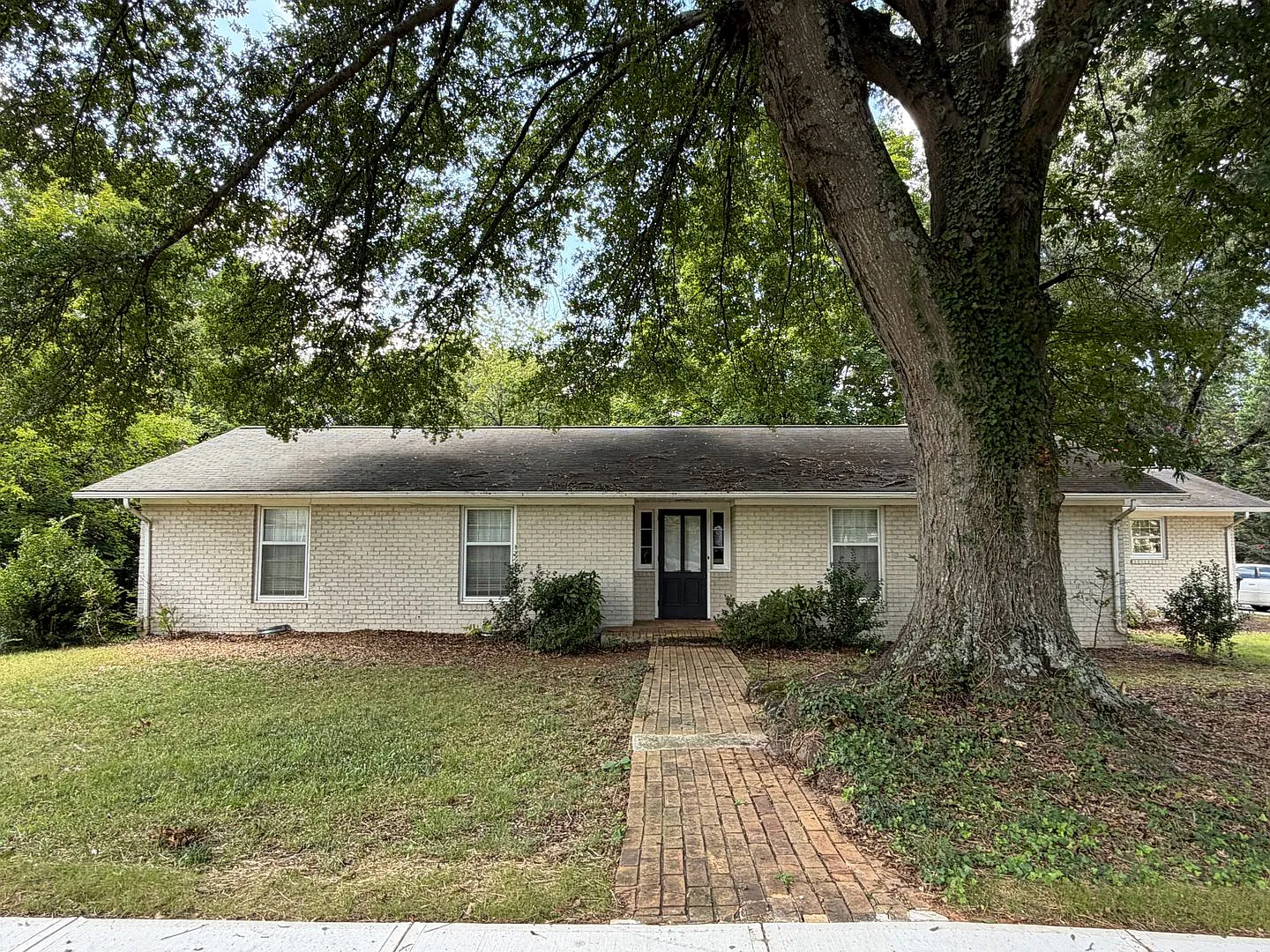 3BR Home with Sunroom & Carport — Photo 1