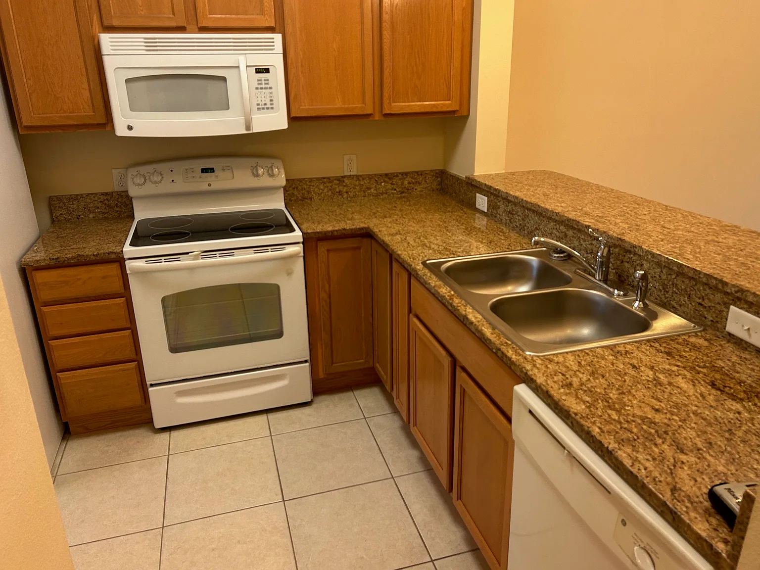 2 bed, 900 sqft, $2,000 — Photo 3